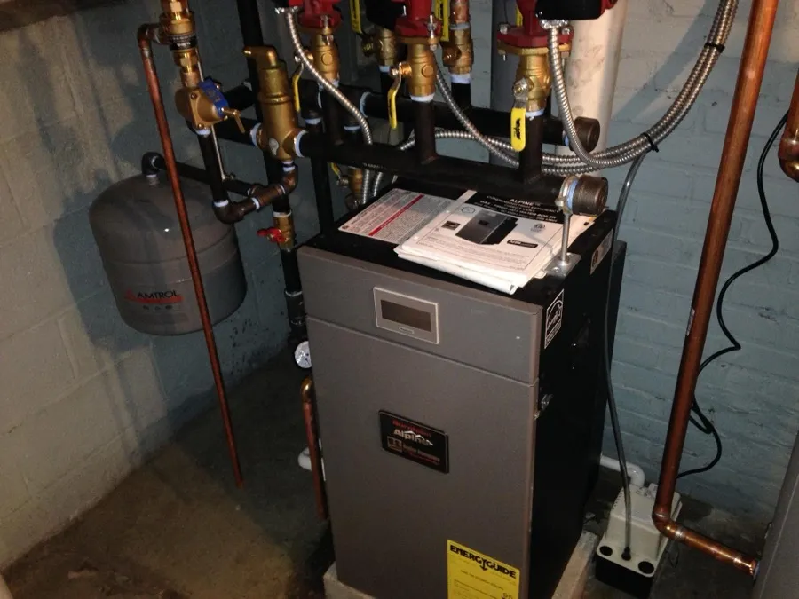High-efficiency gas boiler with manifold and expansion tank